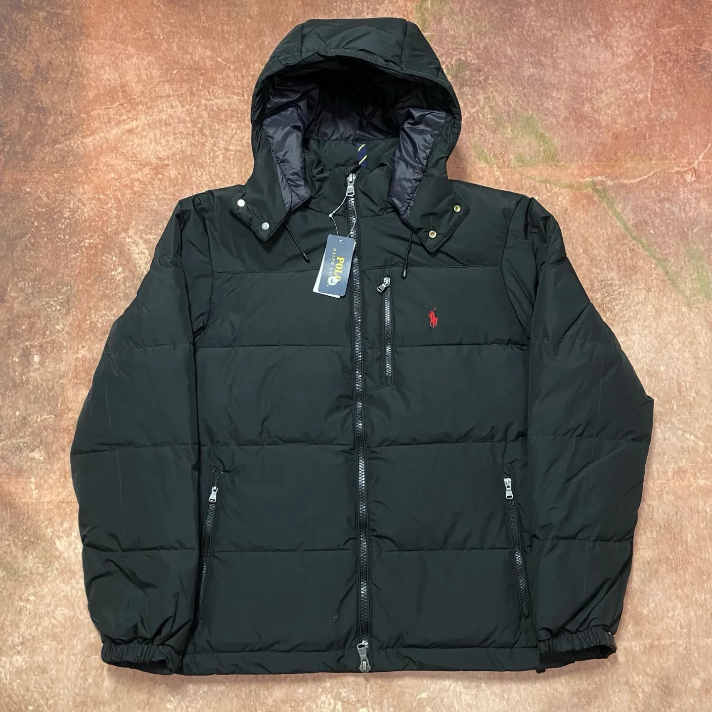 P740 The top version distinguishes currency from the official website for details, scan the QR code to enter the official website] 24SS Winter New Rah Lauren Winter Gorham Down Jacket with Detachable Hood Down Jacket is windproof and waterproof. The same top version as the official website - Color: Black, Navy Blue, Glossy Black - The top version distinguishes market currency - Purchase the original mold to create a full set of customized accessories, details determine success or failure. - ·Comes from the United States, and has a strong American flavor. ·The two brands under his name, by Rah Lauren and Rah Lauren, have created a sales field of high-quality fashion in the world, and continue to carry forward the designer's reputation and the brand's glorious image. - - Accessories: original tag, washed label + electroplated YK zipper logo, customized Laf Loren zipper - full set of accessories - the same style for both men and women, size m-xxl
